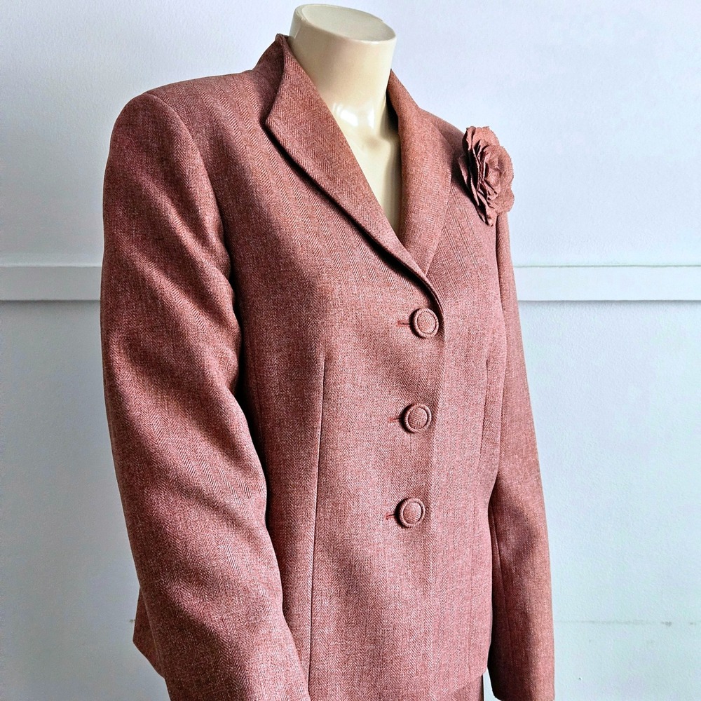 Le Suite Mauve Herringbone Skirt Suit Set with Rosette Brooch 3-Button Blazer - Picture 6 of 8